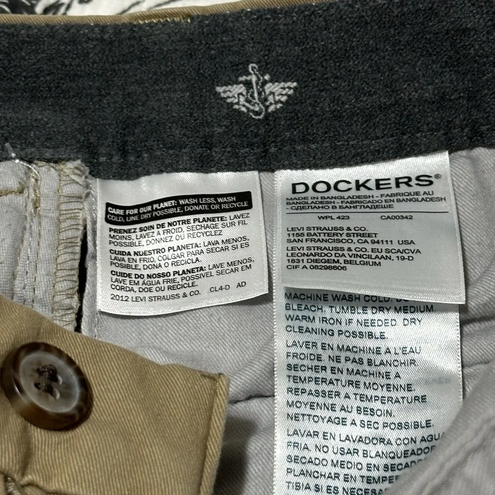 Dockers flat front khaki pants, size 34x30, great condition!